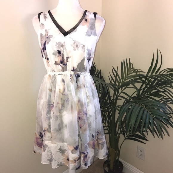 Simply Vera Vera Wang Dresses & Skirts - Simply Very Vera Wang Sleeveless Floral Dress S